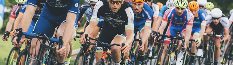 电竞赛事直播画面，英雄联盟全球总决赛舞台