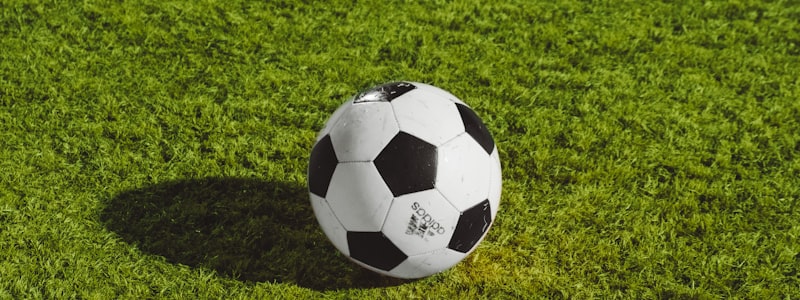 足球比赛直播画面，球员主罚任意球瞬间